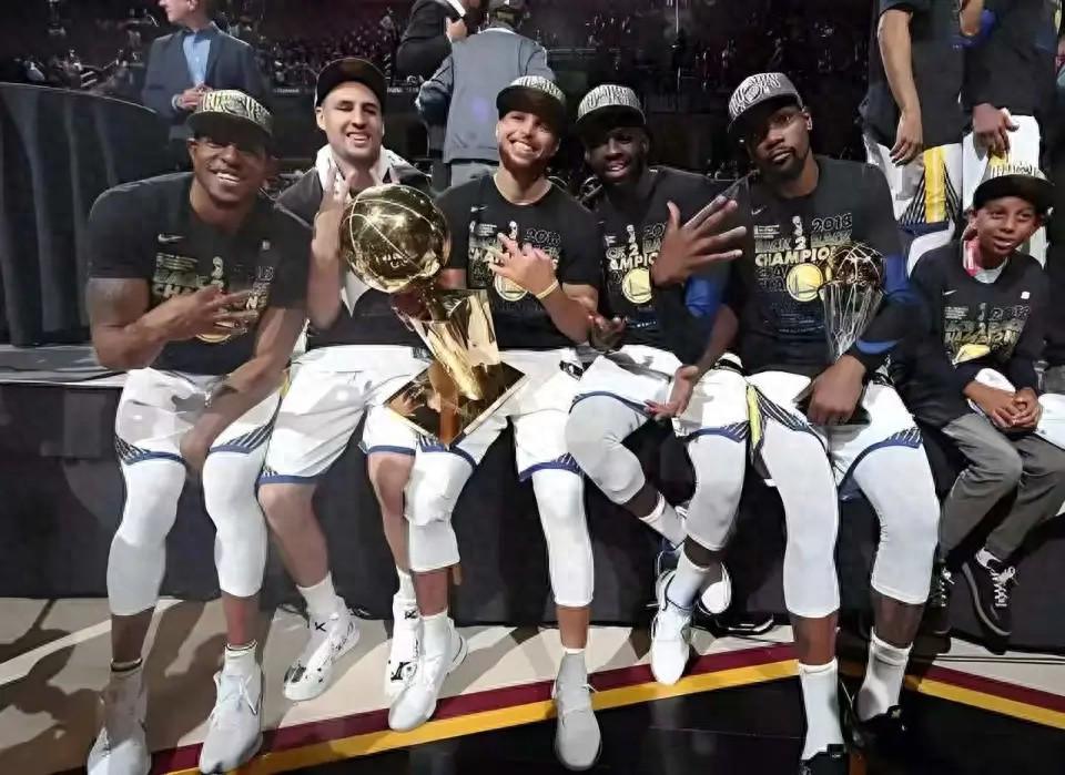 开云官方平台-湖人128-104大胜国王，黄蜂崛起，新版海啸兄弟横空出世！