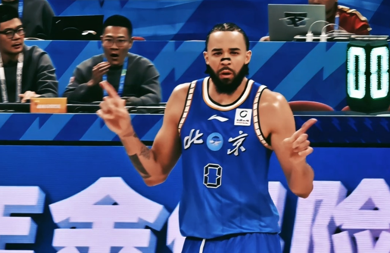 开云综合服务-麦基首秀12+6！北京大胜送四川24连败 周琦11+7迎里程碑